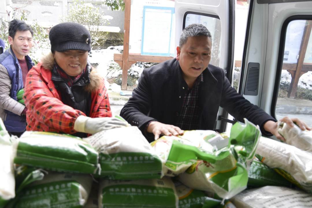 CGTNOfficial's tweet photo. #China lifted 13 mln people out of poverty in 2017 https://t.co/y5SBnumLdy https://t.co/sS23BVS4nU