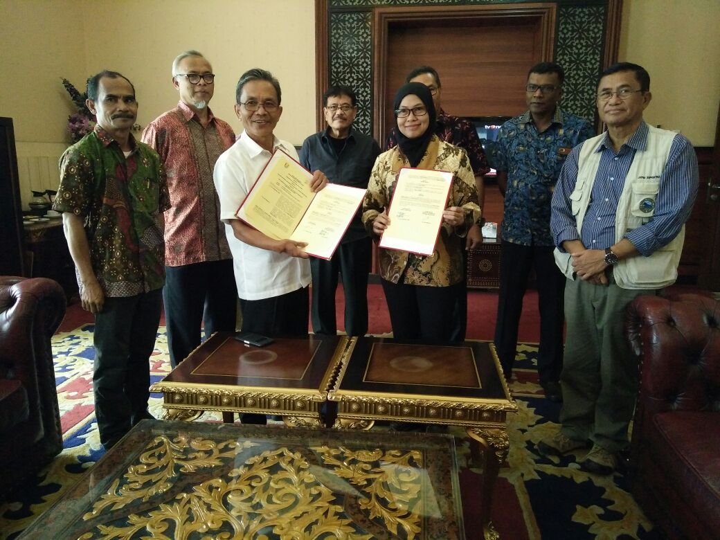 belantara's tweet photo. Pagi ini, MoU antara Bupati Banyuasin dan @belantara untuk pengembangan #ekowisata di #Sembilang, #SumateraSelatan baru saja ditandatangani. Penandatangan dilakukan langsung oleh Direktur Eksekutif YB, Dr. Sri Mariati dan Bupati Supriono. #ecotourism #bersamalestarikannusantara https://t.co/GT7QnyfO09