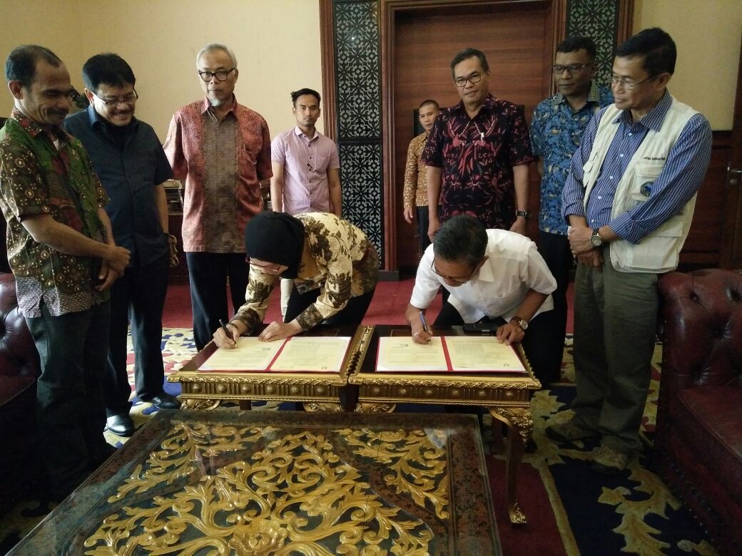 Pagi ini, MoU antara Bupati Banyuasin dan <a href="/belantara/">Belantara Foundation</a> untuk pengembangan #ekowisata di #Sembilang, #SumateraSelatan baru saja ditandatangani. Penandatangan dilakukan langsung oleh Direktur Eksekutif YB, Dr. Sri Mariati dan Bupati Supriono. #ecotourism #bersamalestarikannusantara