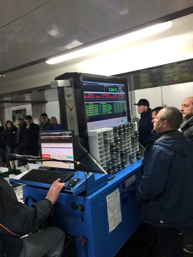 BrunoRetailleau's tweet image. Avec @C_MORANCAIS aux Sables d’Olonne, visite de la criée et des ateliers de mareyage. #Vendée