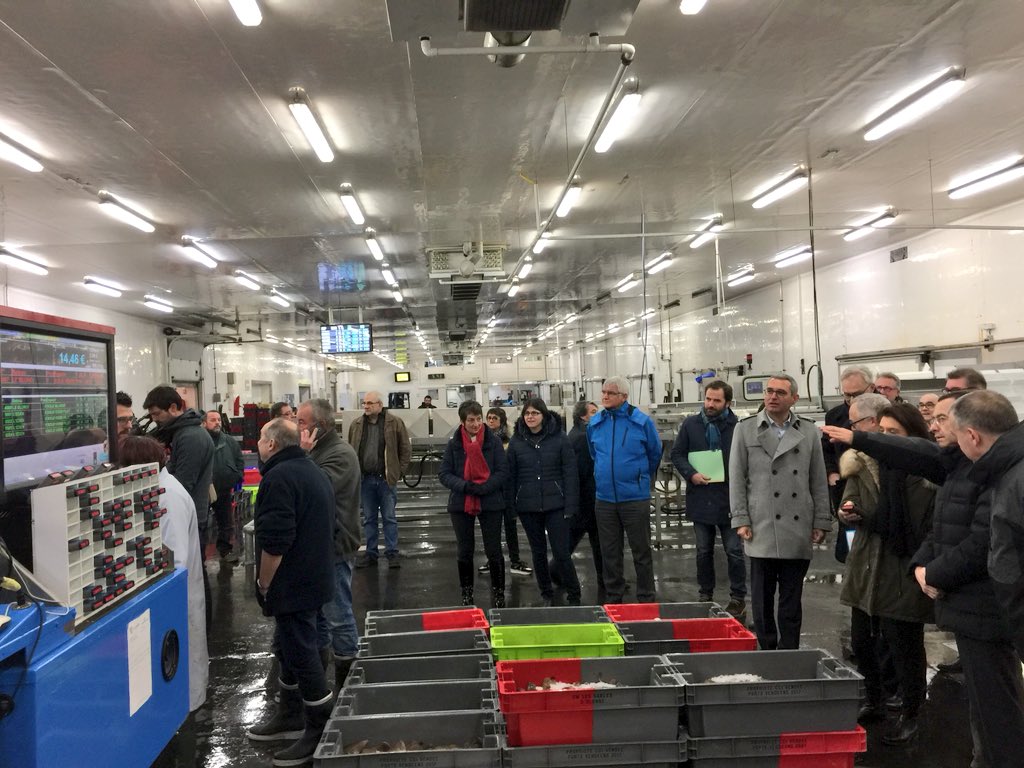 BrunoRetailleau's tweet image. Avec @C_MORANCAIS aux Sables d’Olonne, visite de la criée et des ateliers de mareyage. #Vendée