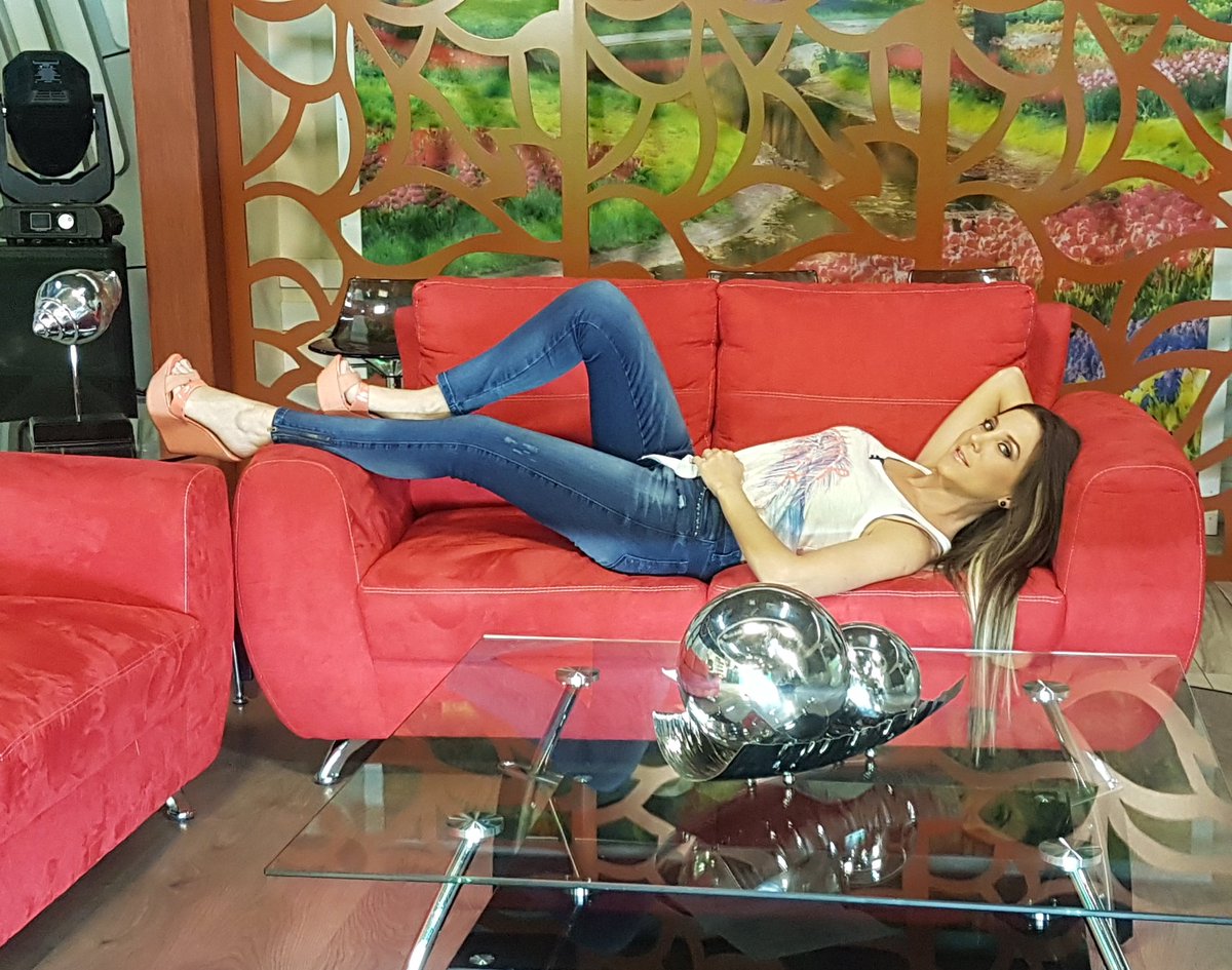 brendaflowersr's tweet image. Y después de un día de mucho trabajo a descansar!! Mañana nos vemos y escuchamos! #LaNetaLaNeta amo lo que hago...