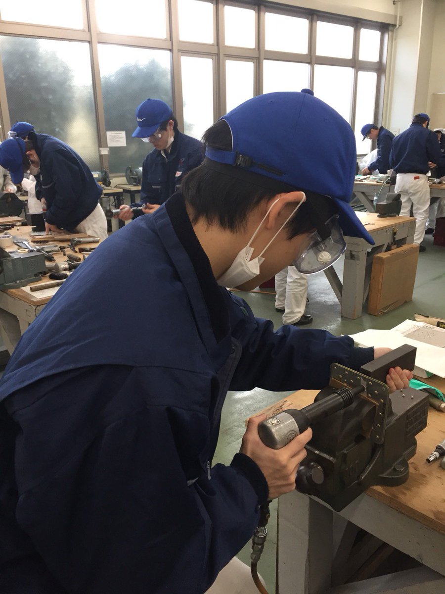 国際航空専門学校 2年航空整備科 固定翼 です 昨夜からの雪も都心では積もりませんでしたが 所沢では再び積もりました 学生は基本実習の真っ最中 Rivetを打つ姿が 少し様になってきたような気もします 技能審査まであと約10か月 がんばれ 国際