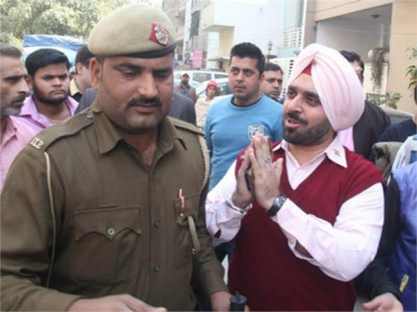 JagbaniOnline's tweet photo. ਸੀਲਿੰਗ ਮੁੱਦਾ- ਗਿੜਗਿੜਾਉਂਦੇ ਰਹੇ ਦੁਕਾਨਦਾਰ, ਫਿਰ ਵੀ ਕਰ ਦਿੱਤੀਆਂ ਦੁਕਾਨਾਂ ਸੀਲ
https://t.co/jZ8aZgQOH5
#Delhi #SealingIssue https://t.co/yvIJEl23wI