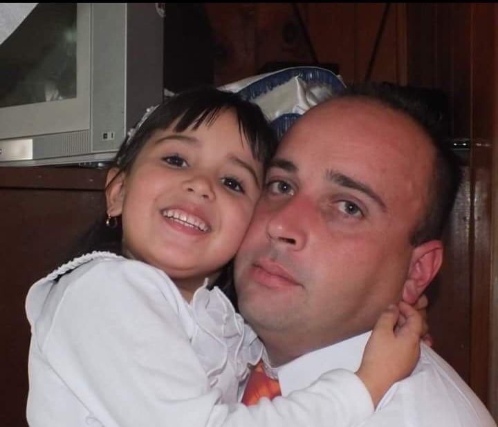 VBomberiles's tweet photo. Álvaro. el bombero que sufrió quemaduras en más del 70% del cuerpo en incendio en ercilla. Esperando cama para ser trasladado a Stgo. Porque  el gobierno no lo traslada a una clínica o una mutual. Señores es un bombero, un héroe RT @aluksicc @sebastianpinera @Mega @TVN @canal13 https://t.co/S7hMG8lcjg