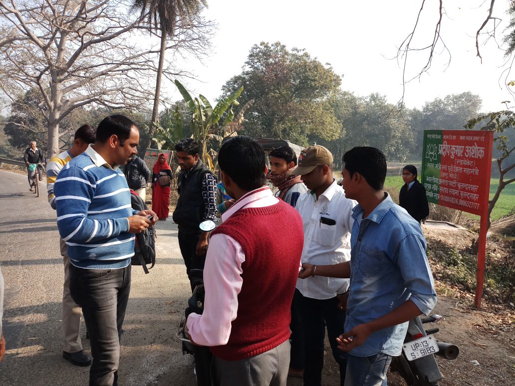 bulandshahrpol's tweet photo. @Uppolice एसएसपी @gmraj29 के दिशा निर्देशन में जनपद में गठित एन्टी रोमियो स्क्वायड टीमें अपने-अपने क्षेत्र में पड़ने वाले स्कूल/कॉलेजो के आस-पास संदिग्धों की चेकिंग करते हुए
@adgzonemeerut @gmraj29 https://t.co/R1UxIoHFgT
