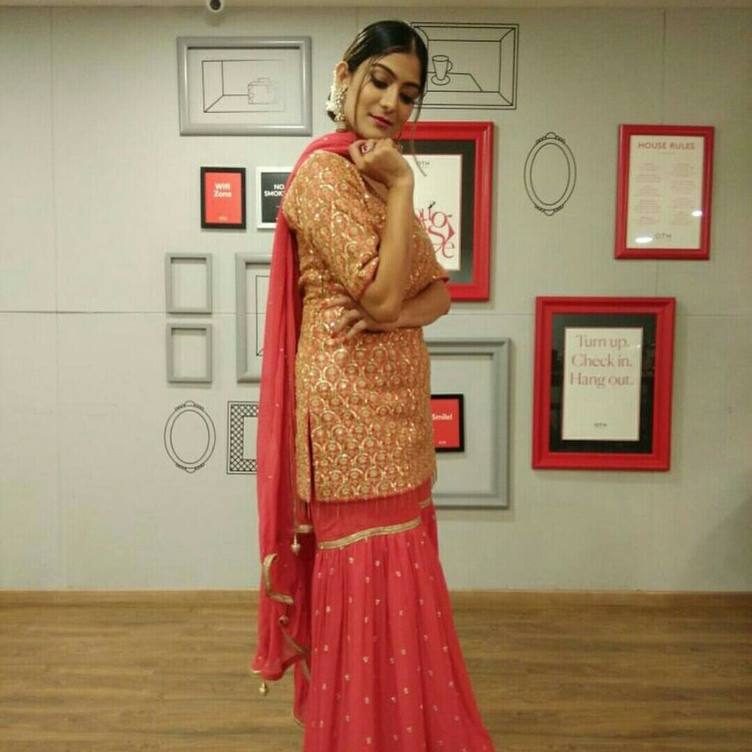 rentacloset's tweet photo. @figuramoda looks ready to rock the party in this #Aarna outfit from #RentACloset.
#RSCTip: Get her look for a memorable #mehendi or #sangeet function!!
#EthnicWear #DesignerWear #WeddingSeason #IndianWedding  #Bridesmaid #blogger #fashionblogger #OOTD #rentdesignerwear #weekend https://t.co/rr31hkdVkG