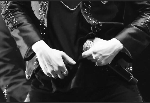 ynmnrkv's tweet photo. jimin's tiny waist and yoongi's veiny hands????biTchshfdg cry with me 

#iHeartAwards #BestBoyBand #BTS @BTS_twt https://t.co/cvDTJ79i5K
