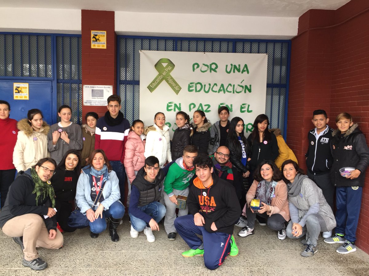 IESJRMurube's tweet photo. Ayer Jueves una estupenda representación del alumnado y el profesorado del instituto regalaron sonrisas, buenos deseos de paz para  el barrio y un bonito broche conmemorativo realizado a mano. https://t.co/nDpIITRAGA