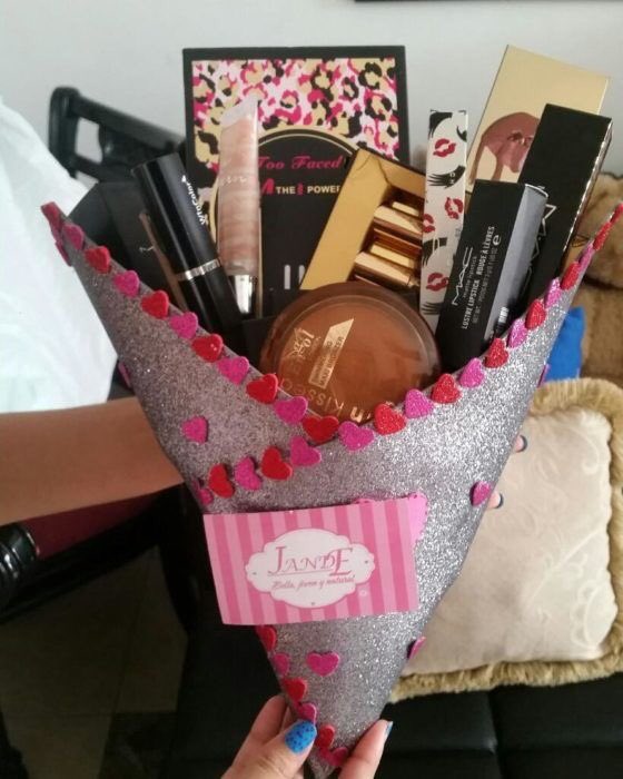 pretty_giirsl's tweet photo. Los únicos ramos que quiero que me regalen. 🤭 https://t.co/ttLYciXW8p
