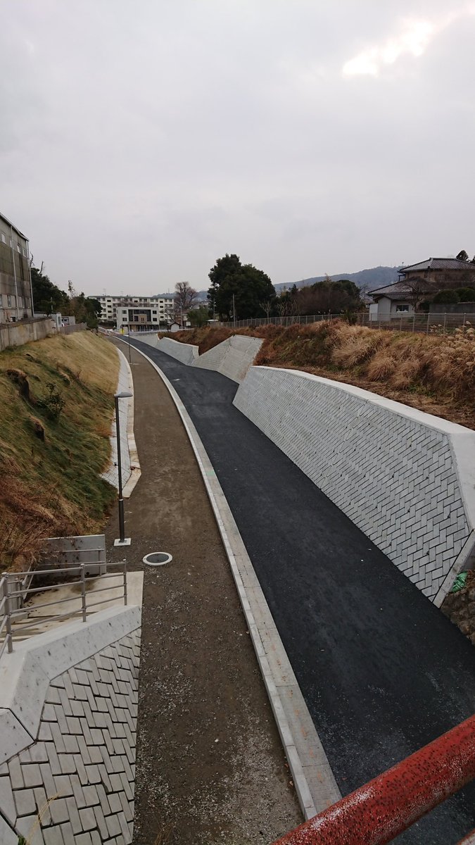 Heromo 入地近くの鉄模人 ひたちbrt 河原子 停留所 旧河原子駅付近 姿を現してますね ２枚目以降は高野橋 から ４枚目 高野橋東詰南側に下りる階段があるところを見ると ここに中間停留所ができるのか 河原子に近すぎるので違う 2 2 ひたち