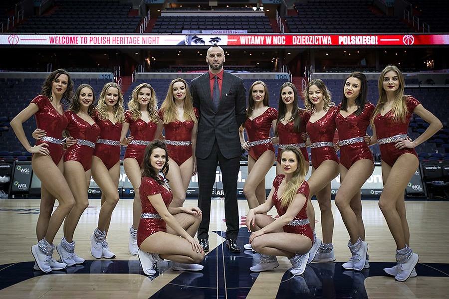 CheersGdynia's tweet photo. Piątek, piąteczek, piątunio! Aż cieżko uwierzyć, że minęły już prawie 3 tygodnie od naszego występu na meczu @WashWizards ! Dziękujemy raz jeszcze za zaproszenie @MGortat 😘😘😘 https://t.co/gh9ZWg4PUa