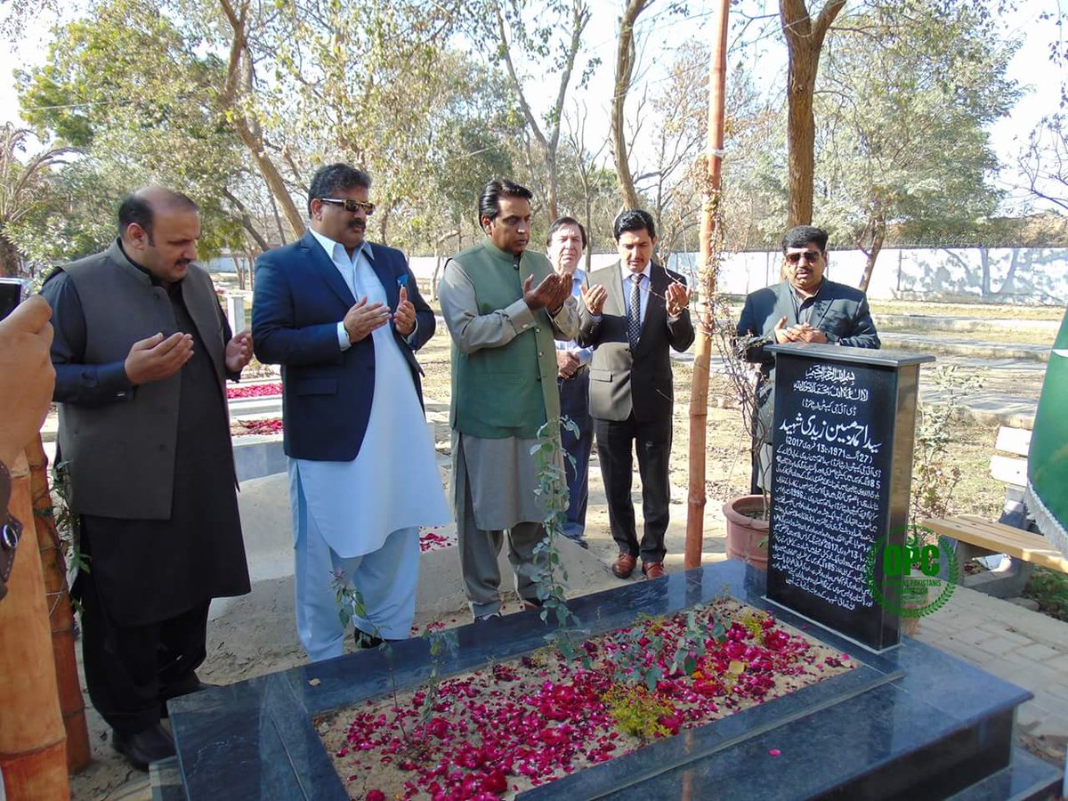 OPC_Punjab's tweet photo. Commissioner(OPC) @M_AfzaalBhatti ,President PML(N)UAE, Ch Noor ul Hassan Tanveer, Chairperson District(DOPC)Bahawal Nagar, MPA, Ihsan ul Haq and chairperson DOPC Vehari Shahzad Dogar visited the grave of Shaheed DIG, Syed Ahmad Mubeen and offered Fatiha for the departed soul. https://t.co/0eweRWnpxp