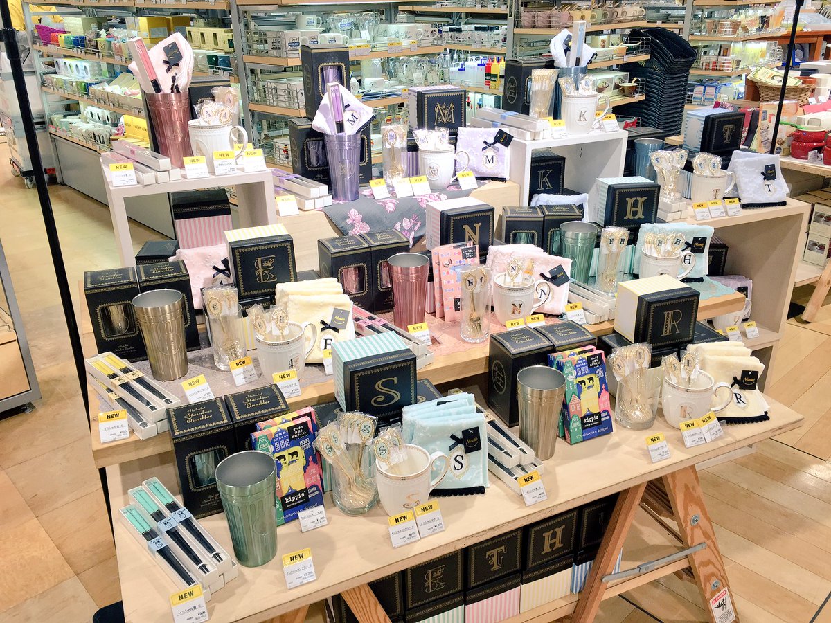 梅田ロフト マグカップやタンブラー お箸 カトラリーなどのイニシャルが入った商品を取り揃えております O ギフトとしておすすめです 3階 家庭用品売場 梅田ロフト マグカップやタンブラー お箸 カトラリーなどのイニシャルが入った商品を取り揃えております O ギフトとしておすすめです 3階 家庭用品売場