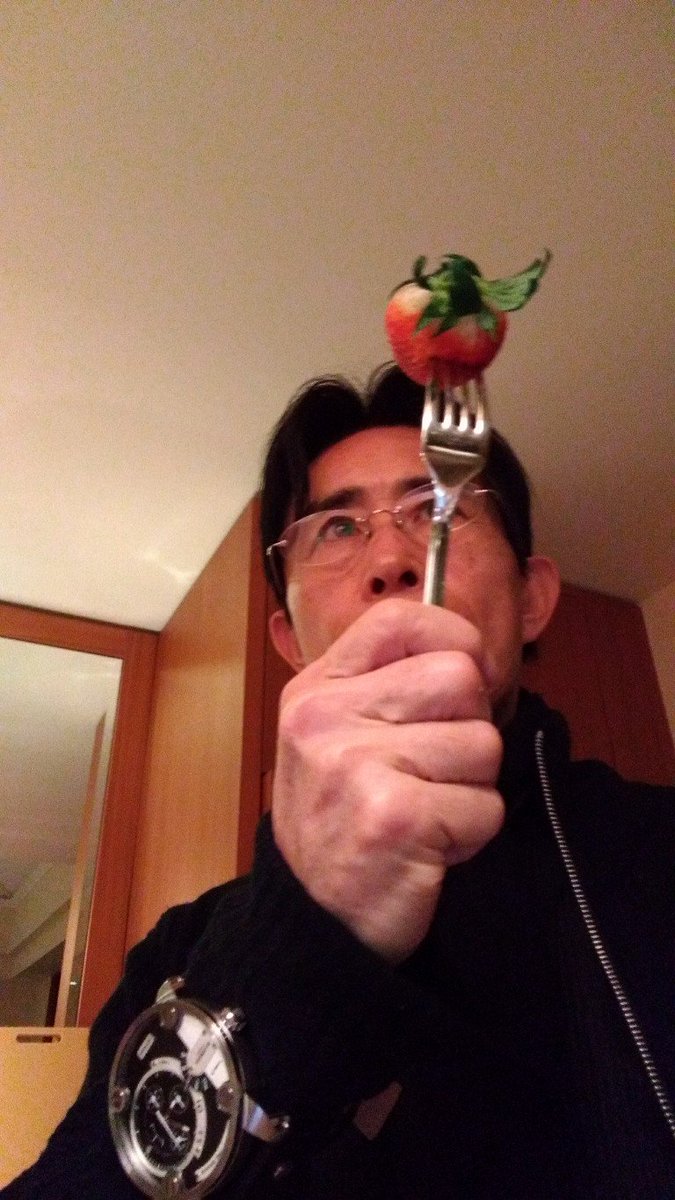 Susumu Hirasawa 仕方なく道沿いのスーパーでフルーツを買ったんであります 今夜は調理もなし ローで行こう ローで