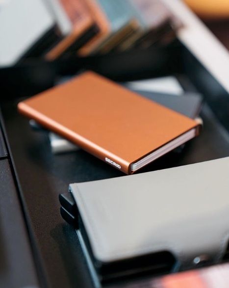 SlmWalletJunkie's tweet photo. We love the #SECRID aluminium #Cardprotector. Keeps your #cards safe from bending, breaking and unwanted wireless communication. View our top tips here: https://t.co/MWcEssvbz3 Photo @SECRID #Pocketwear #RFIDSafe #Menswear #Style https://t.co/emiiNpSclP