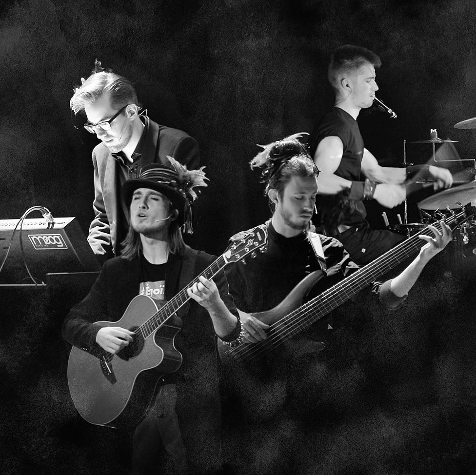 syncageband's tweet photo. A cavallo tra febbraio e marzo torneremo sul palco a Vicenza e a Veruno (NO), non vediamo l’ora! — Seguiteci su @Bandsintown per ricevere tutti i nostri appuntamenti. #syncage #live #unlikehere #newmusic #rock https://t.co/DiS8pI22Im