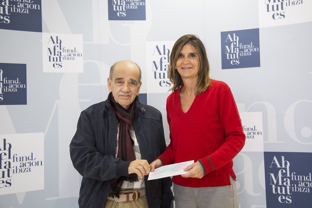 FundAbelMatutes's tweet photo. La presidenta del Comité Ejecutivo de la #Fundación Abel Matutes, Carmen Matutes, ha entregado al vicepresidente de la Asociación de Ayuda a Afectados de #Cáncer, APAAC, Luis Cros, los 3.000 euros. #APAAC #Ibiza https://t.co/7awLuu3lOn