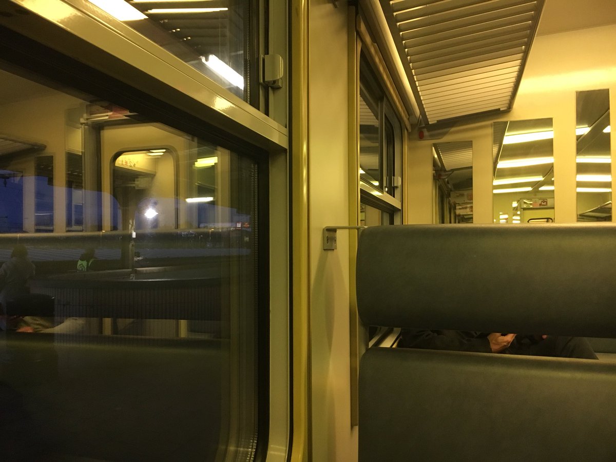 DirkLens's tweet photo. 30% winst gemaakt bij NMBS: 4 dagen met de trein naar het werk, normaal in totaal 11 uur treinplezier, deze week in totaal 3u18min vertraging...en dat allemaal voor dezelfde prijs. https://t.co/UtDaoX5zSc