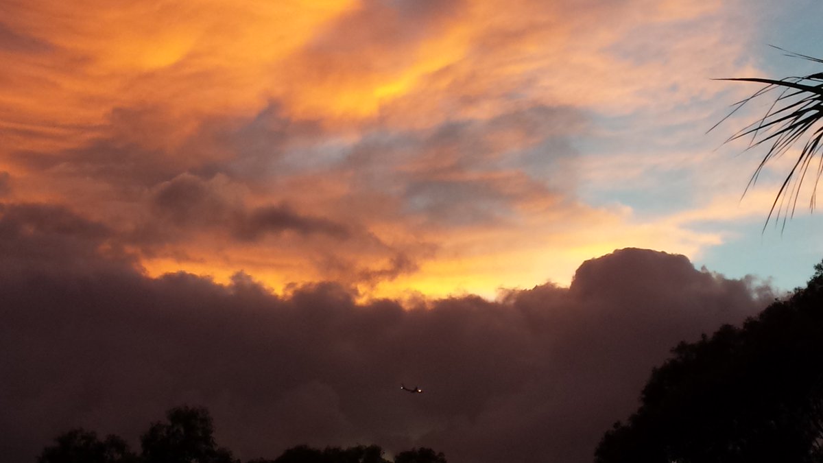 CherScheff's tweet photo. Morning sky show #Fridaydawn #Sydneyskies #StormHour #fieryclouds https://t.co/nnTEKw1pdO