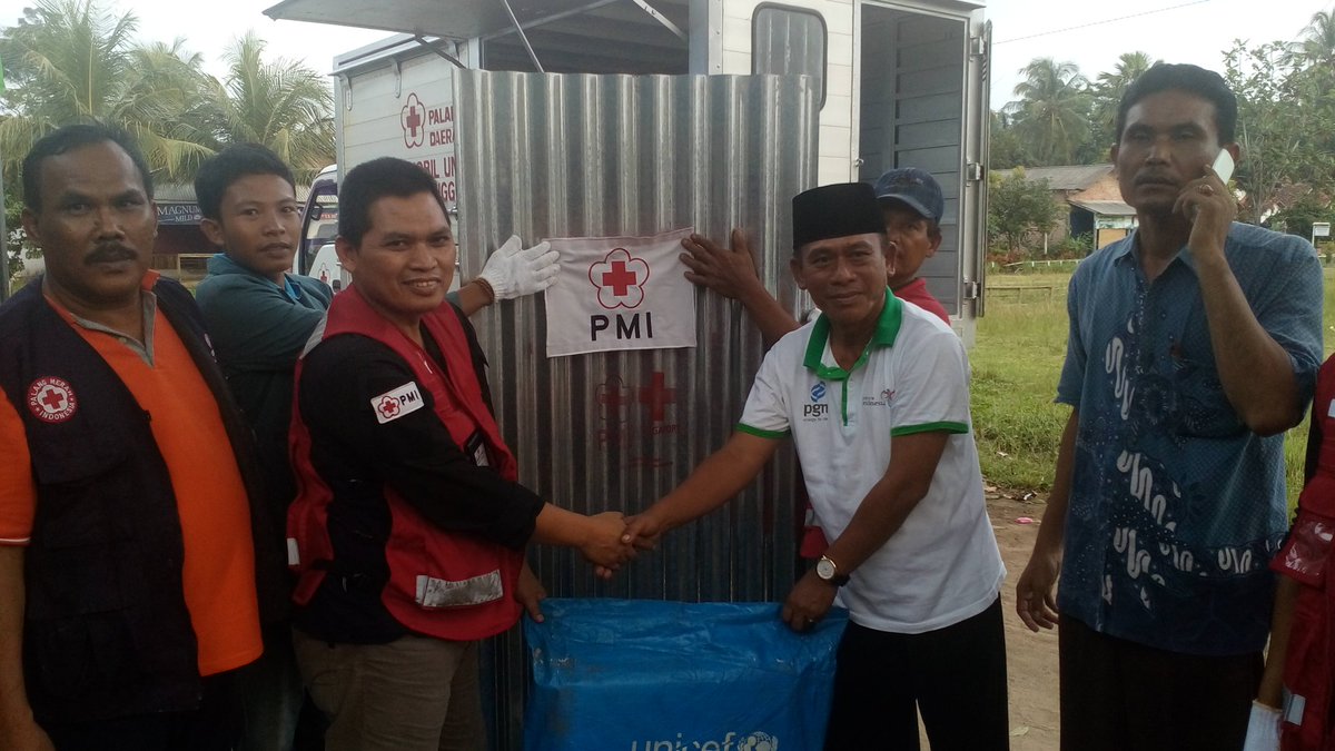 pmi_lampung's tweet photo. Penyerahan Barang Bantuan kepada warga terdampak Akibat Angin Puting Beliung diDesa Karang Anyar Kab Lampung Timur #PMISiapBantu @palangmerah @Divisi_PB_PMI @posko_pusat @infolampung @pmilampungtimur https://t.co/JYvM9tGy8W
