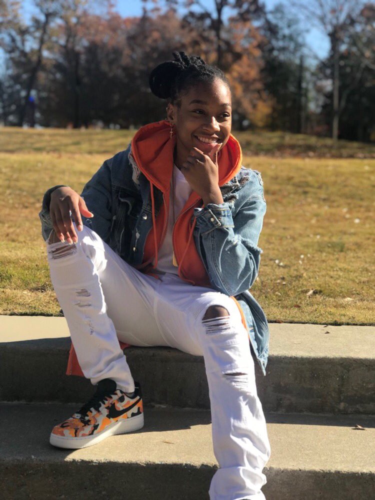 2live2fiveent's tweet photo. Happy Birthday To Iyana 🎉🎂🎈Come Celebrate Her NASTY 19 With Us Tonight😈😈😈  #2Liiiiive🤘🏾 https://t.co/IwgaUOIaYh