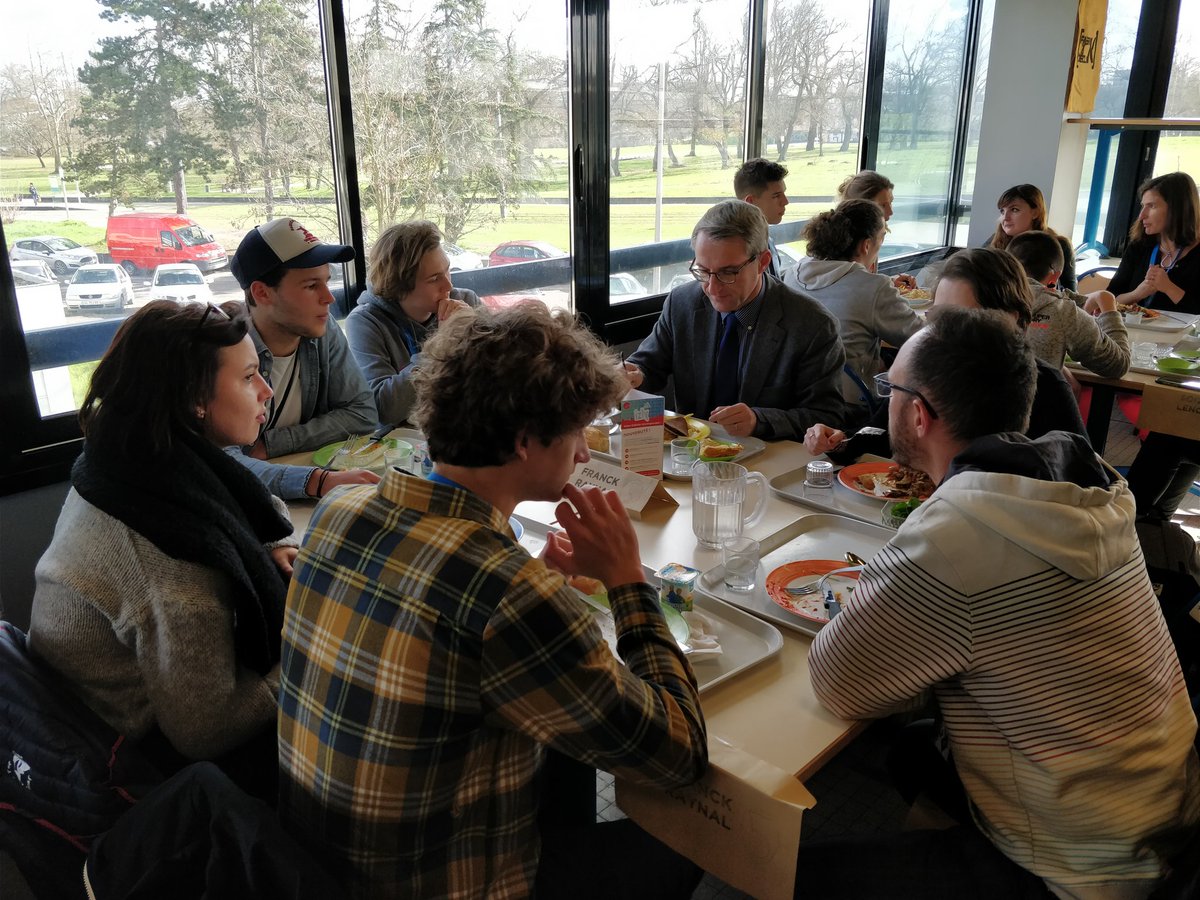 FabriKaDecliK's tweet photo. Le maire de Pessac, @RaynalPessac  partage son expérience avec les jeunes de la #fdk2018 #politiquejeunesse https://t.co/FOtRTnkI3h