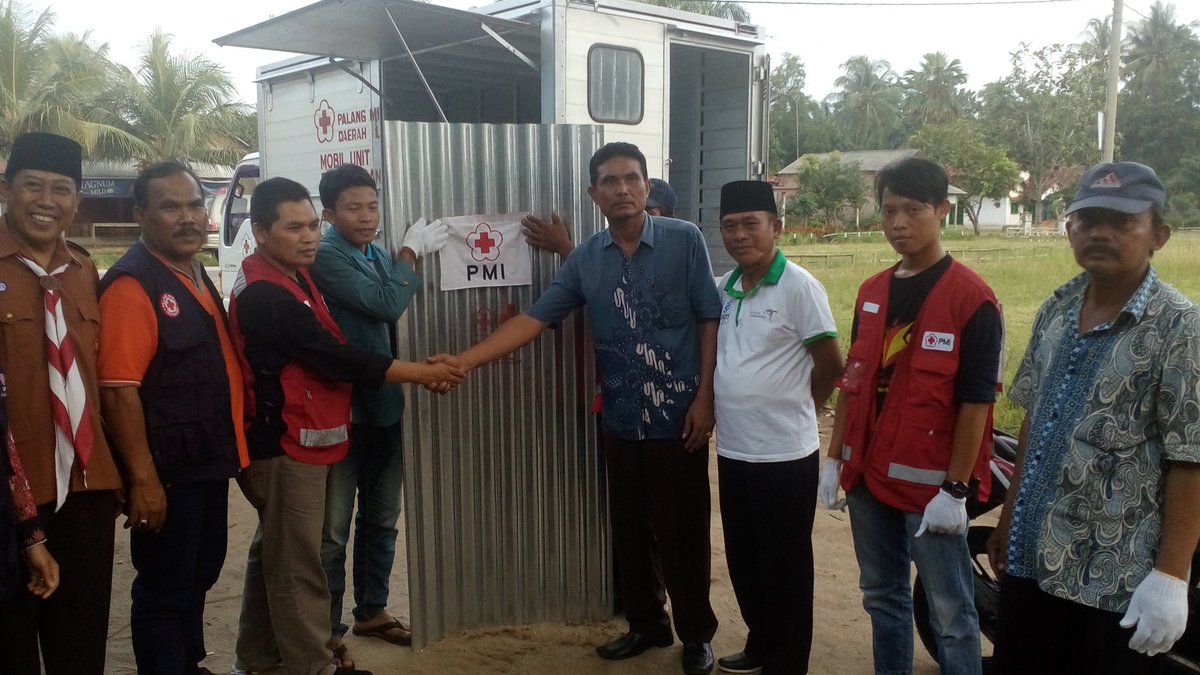 pmi_lampung's tweet photo. Penyerahan Barang Bantuan kepada warga terdampak Akibat Angin Puting Beliung diDesa Karang Anyar Kab Lampung Timur #PMISiapBantu @palangmerah @Divisi_PB_PMI @posko_pusat @infolampung @pmilampungtimur https://t.co/JYvM9tGy8W