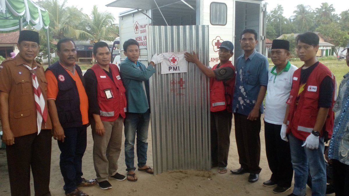 pmi_lampung's tweet photo. Penyerahan Barang Bantuan kepada warga terdampak Akibat Angin Puting Beliung diDesa Karang Anyar Kab Lampung Timur #PMISiapBantu @palangmerah @Divisi_PB_PMI @posko_pusat @infolampung @pmilampungtimur https://t.co/JYvM9tGy8W