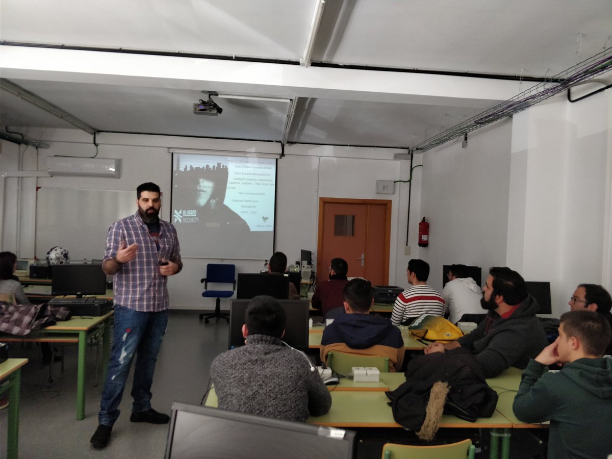 jaimerr's tweet photo. Terminamos la jornada con @Manu_Orfeo que nos enseña el uso de nuevas tecnologías para monitorizar en tiempo real equipos y sus servicios #elk #opensource #scripting #sysmana2018 https://t.co/K5cAonmbeI