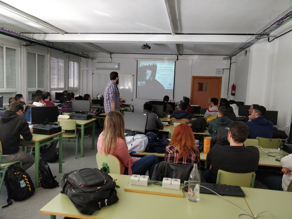 jaimerr's tweet photo. Terminamos la jornada con @Manu_Orfeo que nos enseña el uso de nuevas tecnologías para monitorizar en tiempo real equipos y sus servicios #elk #opensource #scripting #sysmana2018 https://t.co/K5cAonmbeI