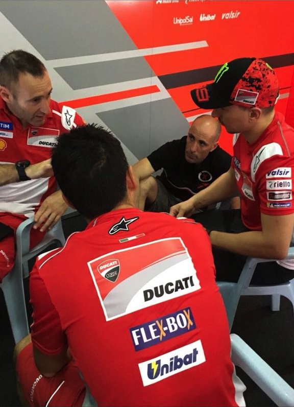 Entrevista a Álex Debón, nuevo 'coach' de <a href="/lorenzo99/">Jorge Lorenzo</a>: "Veremos la mejor versión de Jorge Lorenzo en 2018".
wp.me/p9B2JW-gv