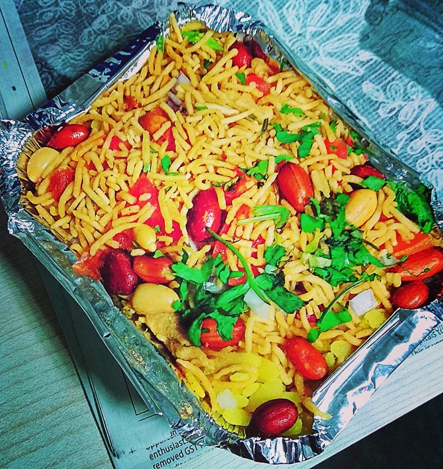BuzzingFork's tweet photo. Looking out for some evening snack inspiration? Go for #poha 
 #glowingthoughts #eveningsnack #snacking #snackingtime #yummylicious #foodblogger #foodography #foodie #FridayMotivation #FridayFeeling #fridaymood #fridayfun #blog #blogger #blogging #blogginglife #bloggerstribe https://t.co/oJpmmLK89t