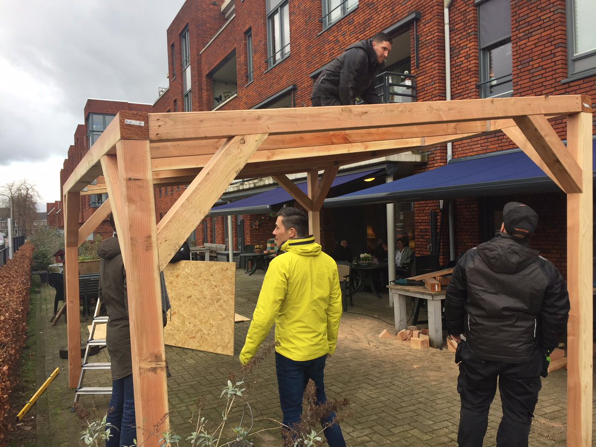DeVariabele's tweet image. Gelukkig schijnt ook de zon nog vandaag voor onze buitenwerkers tijdens #DeVariabeleDoet! Op initiatief van @TalisTweet vordert het afdak bij De Terra, met dank aan @XLWOODbv