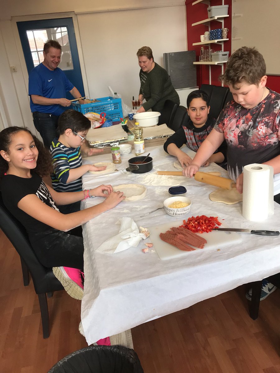 ObsIntVeld's tweet image. Yes lekker pizza maken op vrijdagmiddag!