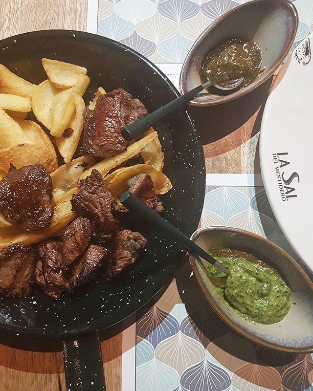 MadridSeduce's tweet photo. #Saborear | Viernes carnívoro con estos riquísimos taquitos de solomillo al ajillo con mojo verde canario + patatas fritas en @lasaldelmentidero. Mesas y sabores que se comparten 🍽❤
📫 Ronda de la Comunicación, 3
#Madrid #MadridSeduce #onthetable https://t.co/cR1swhbt9p https://t.co/r46WIbpYzQ