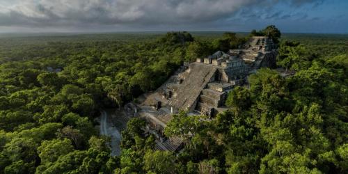 Exceptionnel : une cité maya de 60 000 bâtiments découverte au Guatemala DVB9zhZX0AEn1c2