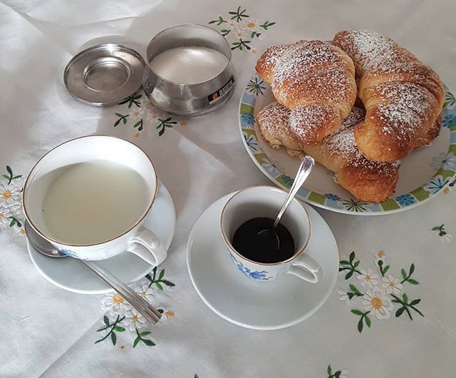 florinda_longo's tweet photo. Buongiorno!! Cornetti caldi apoena sfornati!!! Cominciamo bene il weekend🥐☕ 😊😉😉
La ricetta la trovi qui 👉https://t.co/NTztwJnDuE
#pasteepasticciconflò #cornetticaldi #colazione #fattoincasa #lievitonaturale #lievitomadre  #breackfasttime #cornettia… https://t.co/AnD8nJOKma https://t.co/XgNJucKal8