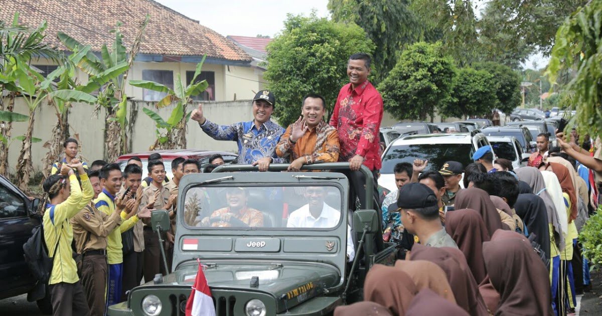 TimeNewsonline's tweet photo. Gubernur Ridho dan Ibu Yustin Disambut Hangat Bupati Winarti dan Ribuan Masyarakat Tuba https://t.co/X25KnqQIQA https://t.co/LwcM0bdT0N
