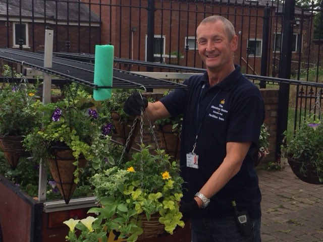 AgeUKMidMersey's tweet photo. #bagsofhelpfunding @Tesco_North @groundworkuk https://t.co/Kj4UVVUIu1 supported our brilliant @MansionHs digging in time garden https://t.co/unEHwmmL8j