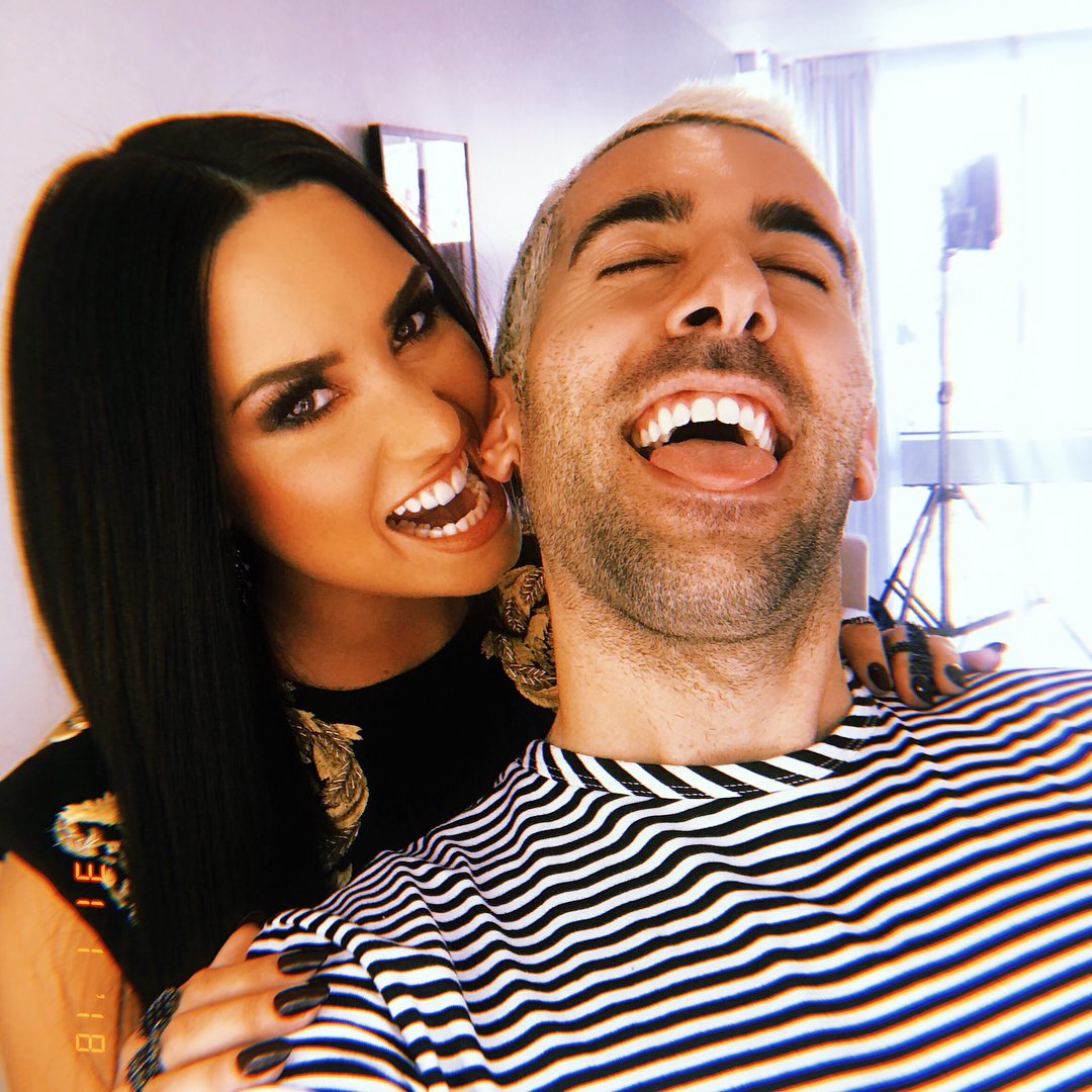 ddldeniz's tweet photo. crazy demi and his friend #CutestPet #Batman #iHeartAwards https://t.co/5pfoQhqO2d