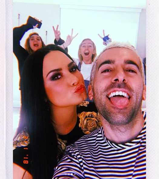 ddldeniz's tweet photo. crazy demi and his friend #CutestPet #Batman #iHeartAwards https://t.co/5pfoQhqO2d