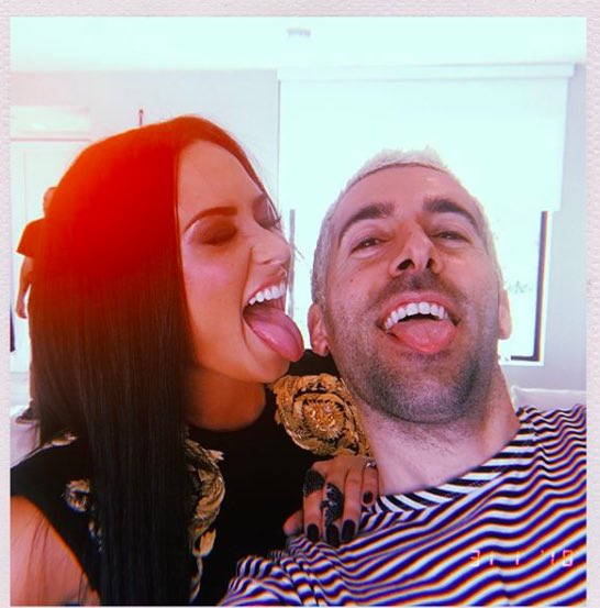 ddldeniz's tweet photo. crazy demi and his friend #CutestPet #Batman #iHeartAwards https://t.co/5pfoQhqO2d