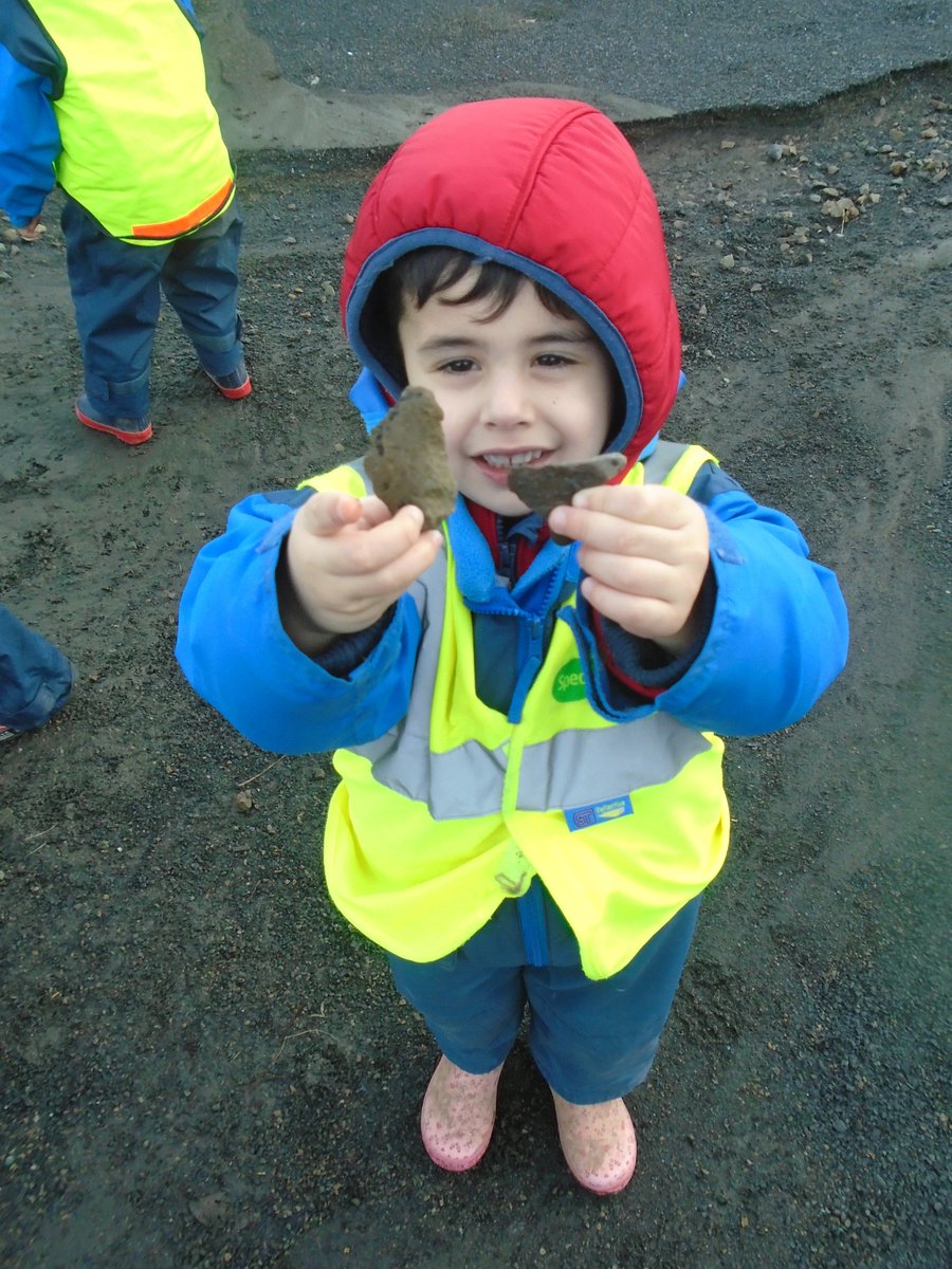 IsobelMairFC's tweet photo. So off we went to @Dams2Darnley Some of the children were able to recall previous experiences of going on the bus and for others it was a new experience. We were on a stone hunt #discovery #science #responsiveplay https://t.co/oPktDTMVc6