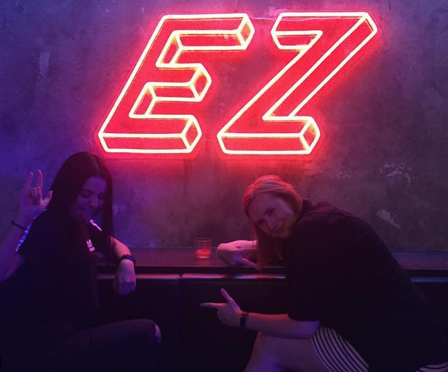 LCVoss's tweet photo. Wit ma gurl @ZinnaElise at @ggezbar #EZatEZ livin la vida loca y'all ✌️👈 💜 🍹 https://t.co/Sx1en6Guc0