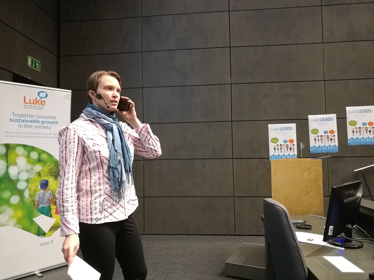 juhahenrikki's tweet image. Luke is sharing project funding for the best pitched research ideas. Liisa Keto is making a pitch and taking a phone call at the same time in #LukeLEADS @LukeFinlandInt