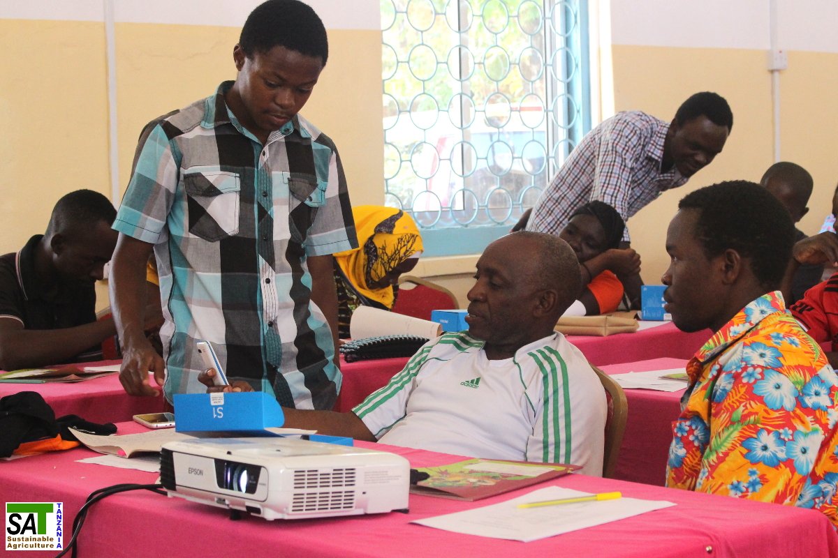 Smart phone farmers communication!
During yesterday's workshop, SAT facilitors introduced #farmers to the usage of #smartphones getting in touch with each other and exchanging experiences, challenges and marketing information #kilimohai  #organicfarming #agroecology
