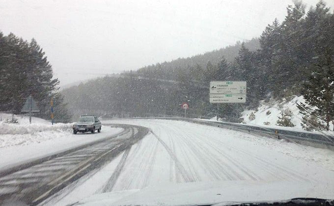 protegetuvista's tweet photo. ¿Tienes que conducir tu 🚗 este #finde?Otra vez encontrarás 🌨,así que extrema la precaución y mucho 👁 en la carretera. Las precipitaciones en forma ❄️ reducen mucho la #vision Consulta a tu #ÓpticoOptometrista como mejorarla en estas condiciones. https://t.co/D7pbPUKwKD