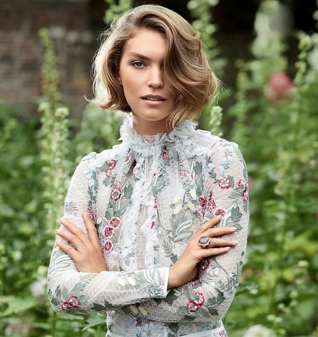 Tempt spring to come sooner with a beautiful and bouncy bob. @arizona_muse poses for <a href="/hellofashion_uk/">Hello! Fashion</a>. Hair by @heathmassihair; Makeup by @camillahewitt; Styling by @jodienellist

#beauty #heathmassi  #hair #luxury #haircare #luxuryhaircare #inspo #luxurybeauty #fashion
