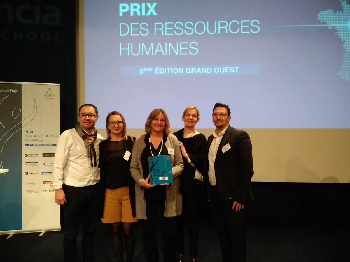 EdenredFrance's tweet image. 🥇#PrixRH PME remis par @FrancoisAlonge Directeur National des Ventes @EdenredFrance à @Mediaveille pour leur projet  « Ecole Digitale de la Nouvelle Chance ». Bravo pour ce beau projet !